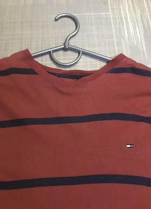 Tommy hilfiger 💙чоловіча червона в синю смужку  футболка 💛розмір l 50 чоловічий одяг/жіночий одяг/унісекс