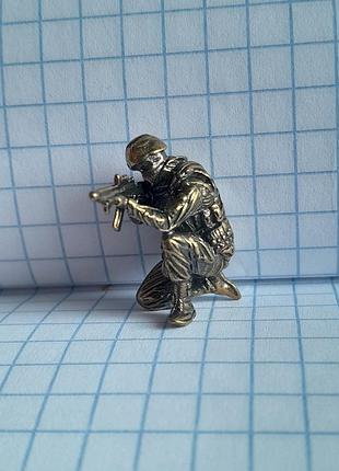 Солдатик сидить