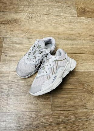 Дитячі кросівки adidas ozweego, оригінал, р.31.5, устілка 20,5см., на стопу 19.5 см. світло-сірі