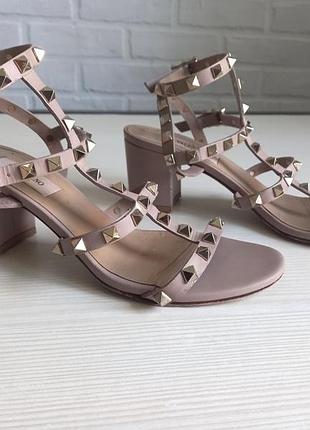 Брендовые кожаные босоножки valentino garavani