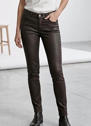 Стильні класичні вузькі (skinni/slim fit)джинси,брюки, штани від бренду massimo dutti з щільної тканини з легким вощеним/покритим ефектом coated finis