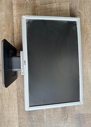 Це монітор acer al1916w із сріблястою рамкою та чорною підставкою.клавіатура