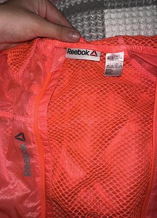 Ця яскраво-коралова спортивна вітровка reebok c woven jkt має ультралегку конструкцію з дихаючими сітчастими вставками.бренд: reebok.