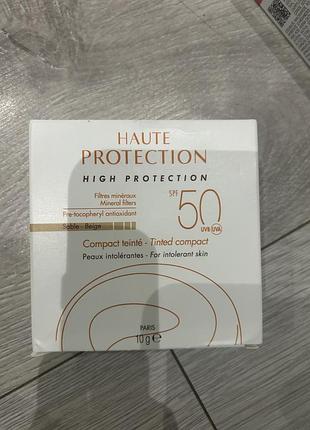 Сонцезахисна крем-пудра avene solaires tinted compact spf 50 у відтінку "beige".