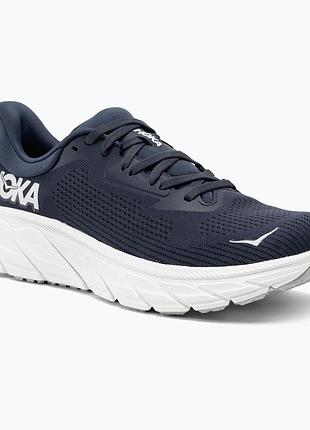 Мужские беговые кроссовки hoka arahi 7 в темно-синей расцветке с белой подошвой (официальное название оттенка: outer space/white).розмір: 42 2/3(27см)