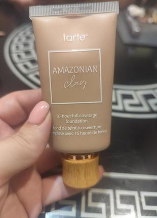 Тональный крем tarte amazonian clay 16-hour full coverage foundation, тональный крем с полным покрытием и матовым финишем.