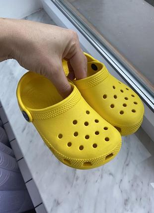 Класичні сабо бренду ⁠crocs у яскраво-жовтому кольорі c9 (25-26)