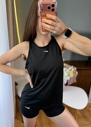 Чорна спортивна майка nike