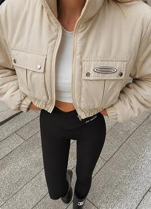 Стильна коротка куртка в бежевому кольорі від prettylittlethings 🤍