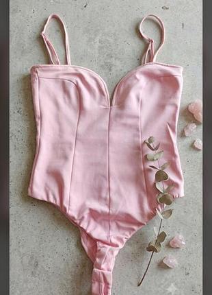 Нежно-розовое праздничное боди zara с фигурным декольте