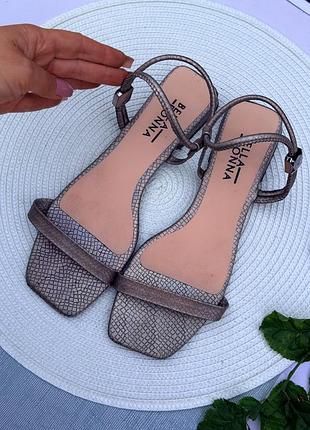 Шикарные низкие босоножки хамелеон кожа bella donna