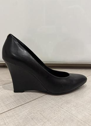 Туфлі-човники на платформі guess