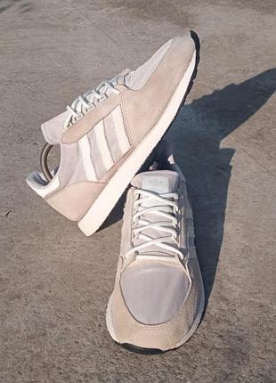 Кроссовки adidas forest grove в сером цвете (grey one / cloud white / core black).