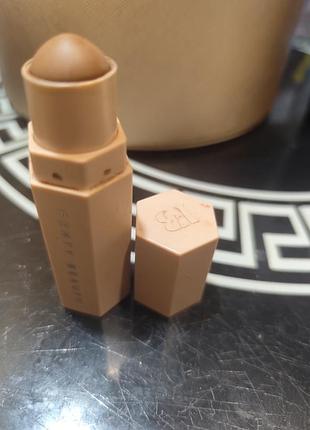 Матовий стік для контурингу fenty beauty match stix у відтінку truffle.