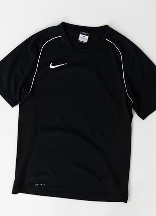 Чоловіча, спортивна футболка nike dri-fit чорного кольору. виготовлена з легкої, дихаючої тканини, яка ефективно відводить вологу та забезпечує комфор