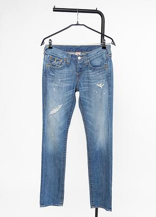 Жіночі джинси true religion у світло-блакитному кольорі з ефектом потертості та декоративними розривами. модель має прямий крій, застібку на ґудзиках