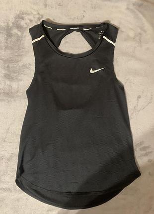 Жіноча бігова майка nike running чорного кольору виконана з технологією dri-fit для відведення вологи.