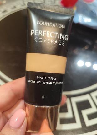 Тональный крем "perfecting coverage" обеспечивает матовый эффект и стойкое нанесение макияжа
