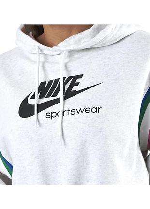 Жіноча вкорочена толстовка (худі) nike sportswear у сіро-білому відтінку з фірмовим логотипом та яскравими кольоровими смугами на рукавах.