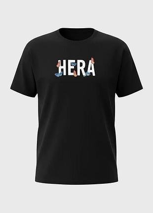Футболка бренду hera clothing з білим написом «hera» на грудях та невеликим принтом у вигляді метеликів.бренд: hera (hera london)дизайн