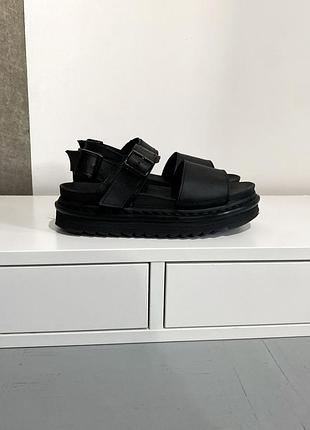 Шкіряні жіночі сандалії dr.martens voss оригінал чорні босоніжки на платформі тракторній підошві