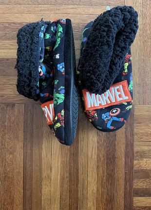 Нові м'які домашні капці-чобітки із символікою marvel із супергероями ( капітана америку)  та нашивку з фірмовим логотипом.