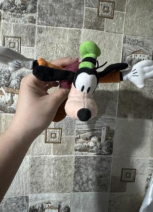 М'яка іграшка зображує гуфі (goofy) — популярного персонажа мультфільмів компанії disney