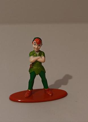 Металлическая коллекционная фигурка питера пэна  jada toys. фигурка имеет высоту примерно 4 сантиметра и изготовлена из литого металла.