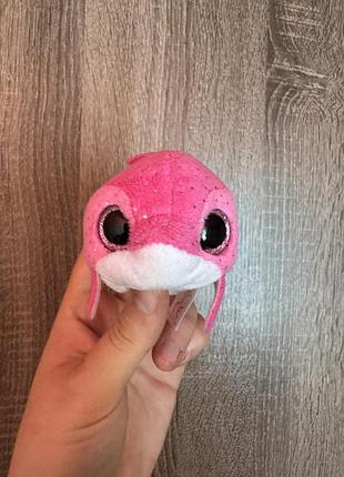 Это мягкая игрушка-дельфин розового цвета от бренда ty, известная как floater или sparkles.