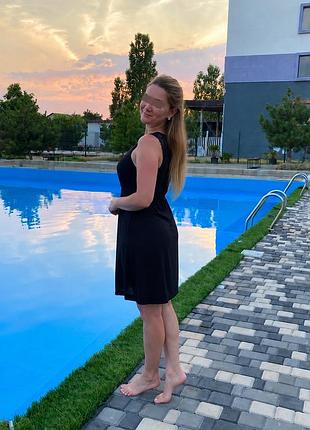 Чорна жіноча сукня
