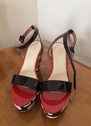 Жіночі босоніжки red valentino