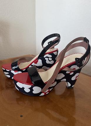 Жіночі босоніжки red valentino