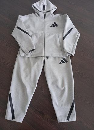 Жіночій костюм бренд adidas  .