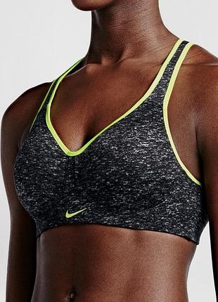 Спортивний топ nike. сіроко кольору з контрасною окантовкою. розмір чашки eu 75 d, uk 34 d. в ідеальному стані.