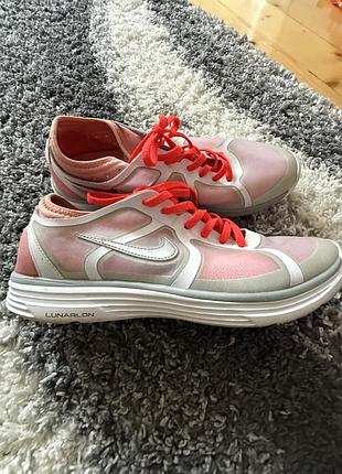 Жіночі кросівки nike lunarlon у біло-рожевому кольорі з яскраво-червоними шнурками