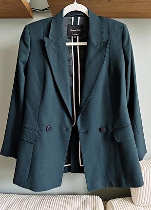Стильный двубортный жакет massimo dutti в глубоком изумрудном цвете