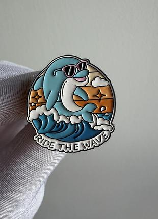 Пін значок металевий брошка дельфін «ride the wave» – емалевий значок із хвилями та заходом сонця