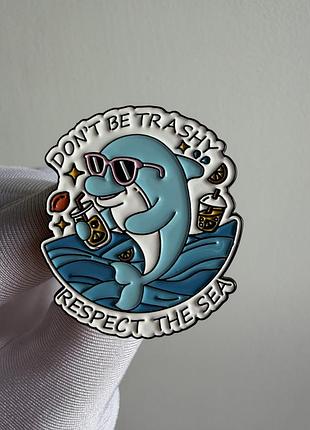 Пін значок металевий брошка дельфін «don’t be trashy, respect the sea» – морський емалевий значок море