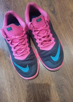 Продам жіночі кросівки бренду nike