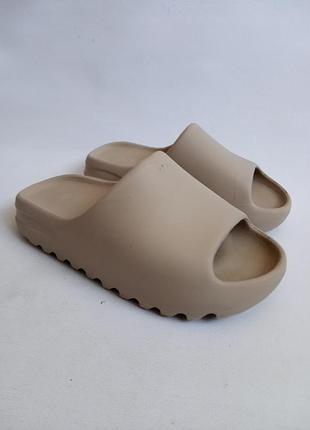 Тапки adidas yeezy