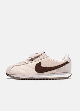 Жіночі кросівки nike wmns cortez textile silt red phantom / smb+ 🔗