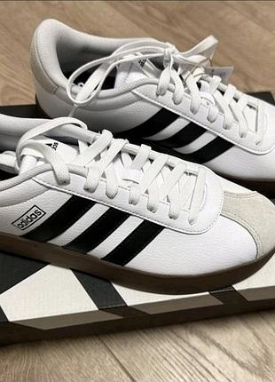 Кожаные унисекс кроссовки адидас оригинал vl court 3.0 shoes размер m 9.5 / w 10.5 стелька 27.5 см.
cloud white / core black / grey one
adidas