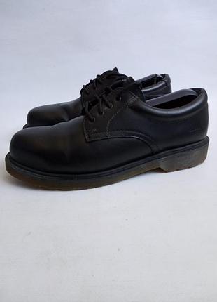 Кожаные туфли dr. martens. с металлическими вставками