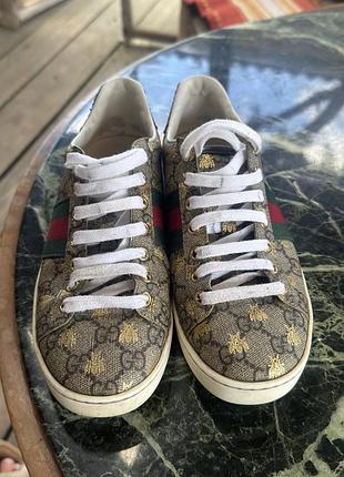 Gucci ace gg supreme canvas із принтом золотих бджіл / зелено-червоними шкіряними деталями
