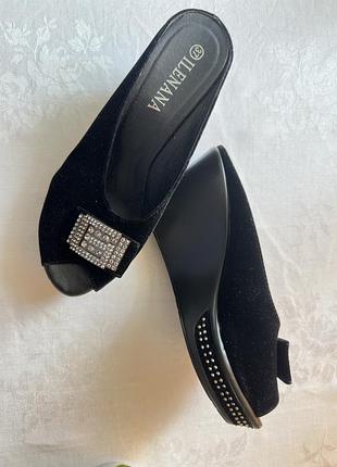 Чорні жіночі босоніжки ilenana 👠✨  елегантні чорні босоніжки на зручній танкетці. витончена модель із відкритим носочком,бренд: ilenana