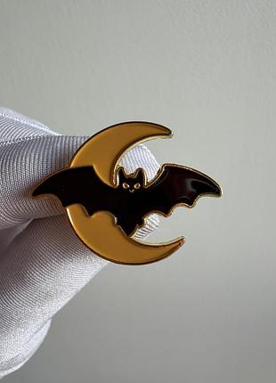 Пін значок металевий брошка кажан на місяці геловін – емалевий значок halloween місяць