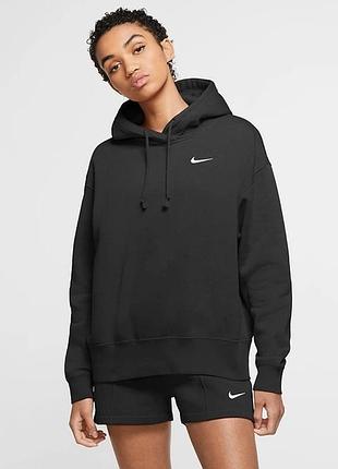 Черное худи nike с небольшим вышитым логотипом swoosh на груди