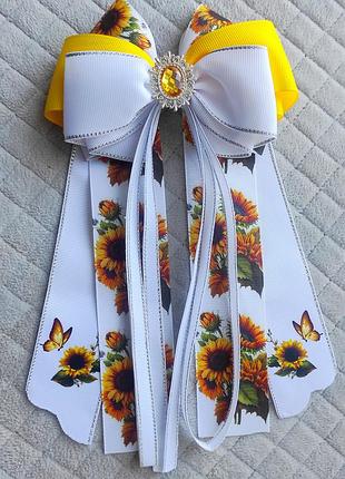 Яскравий святковий бант з соняхами під вишиванку
