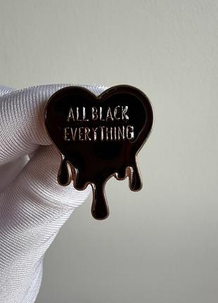 Пін значок металевий брошка чорне серце «all black everything» – готичний емалевий значок