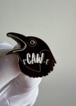 Пін значок металевий брошка ворон «caw» – чорний емалевий значок із написом